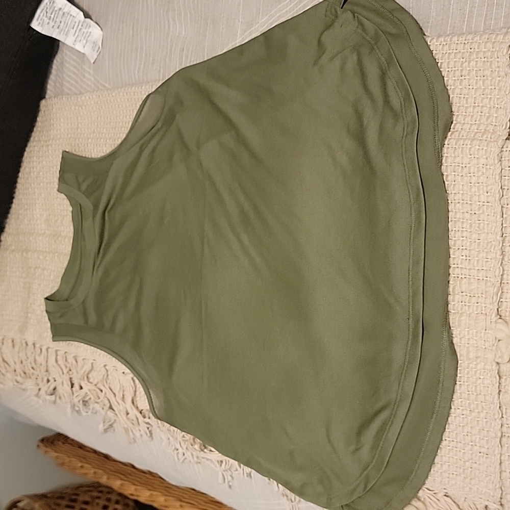 𝅺OLD Navy Active Go Dry sports tank. Medium
